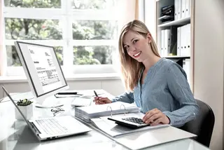 女性在办公桌前