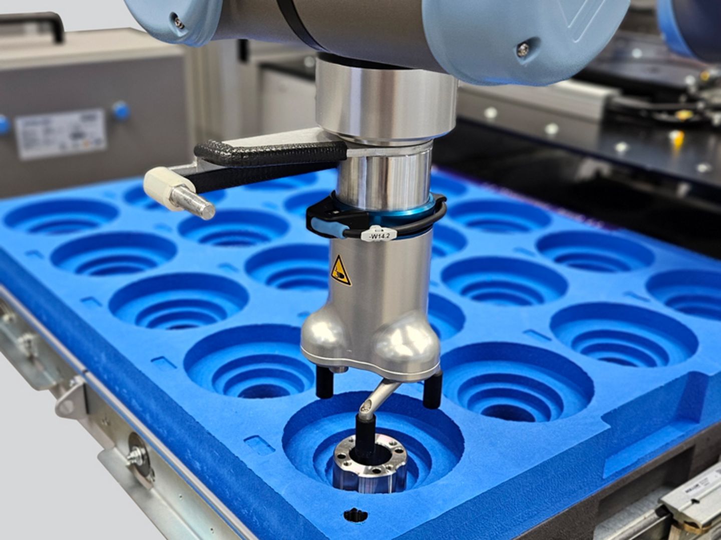 MahrFeeder 的抽屉中装有专门为客户工件定制的蓝色泡沫插件。 