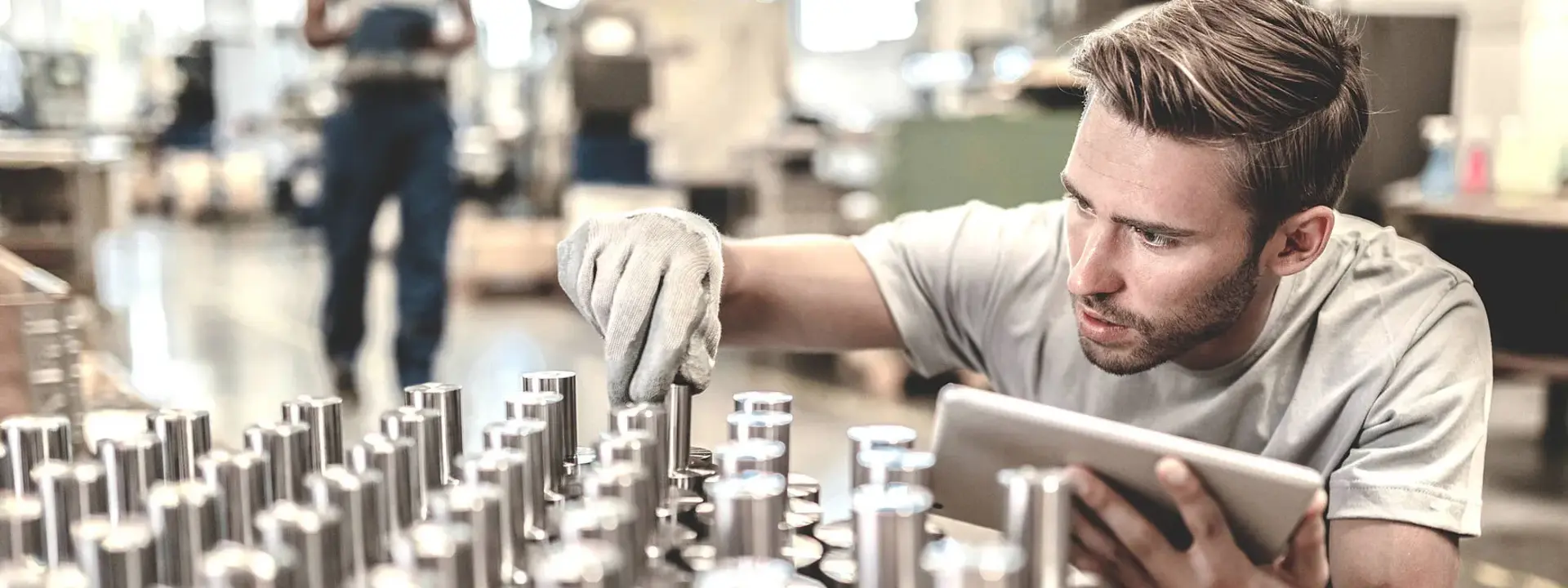 工人检查金属件