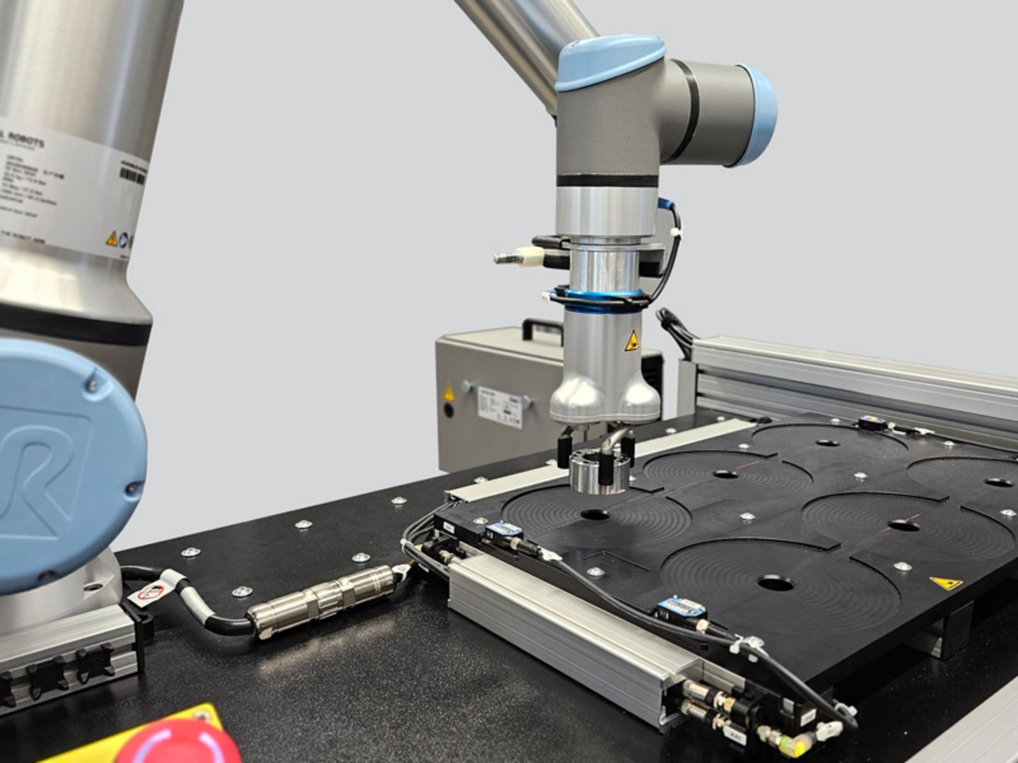 三指抓手可根据组件的特性从内部或外部抓取组件。