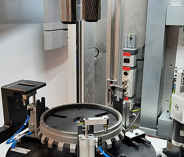 Großostheim 的 Mahr MWF 开发并制造了一台用于双齿面滚动测试的测量机，以满足客户的个性化要求。该机器可测试齿轮内齿面的同心度偏差。
